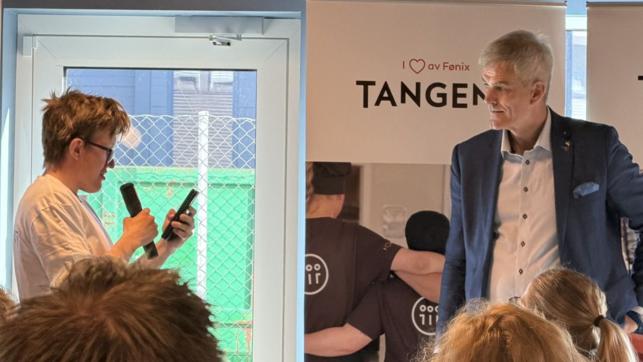 Ung person i kokkejakke fra Tangent samtaler med en gjest i dressjakke under Fønix' frokostmøte om arbeidsinkludering.