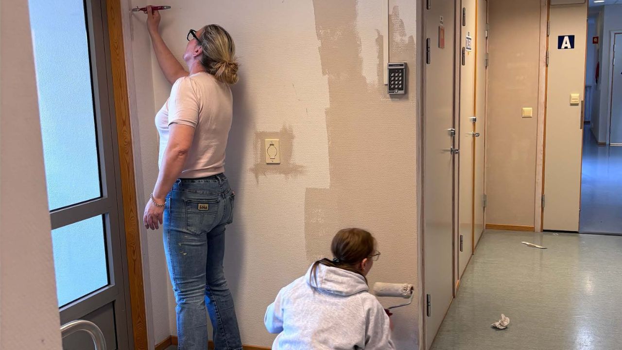 Arbeidstakere fra tilrettelagt arbeid pusser opp og maler korridoren på Nygårdsvollen Bofellesskap